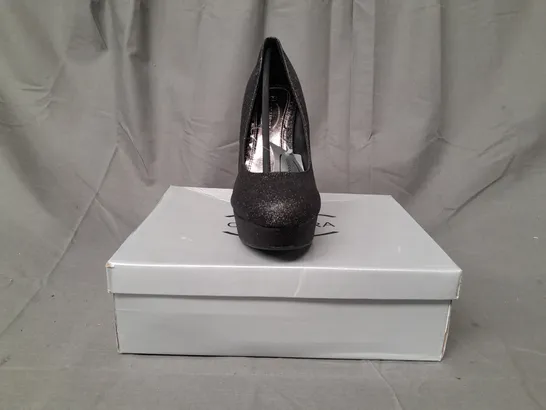 BOX OF APPROXIMATELY 8 PAIRS OF CASANDRA CLOSED TOE HIGH HEEL SHOES IN BLACK W. GLITTER EFFECT - VARIOUS SIZES