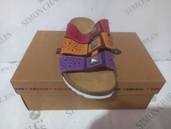BOXED PAIR OF ADESSO OPEN TOE SANDALS IN RED/ORANGE/PURPLE SIZE 7