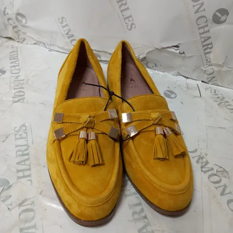 MODA WIDE FIT LOAFERS SIZE 40