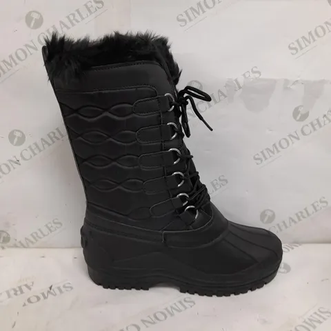 PAIR OF POLAR BOOTS WOMENS NYLON WATERPROOF BOOTS IN BLACK - SIZE 40