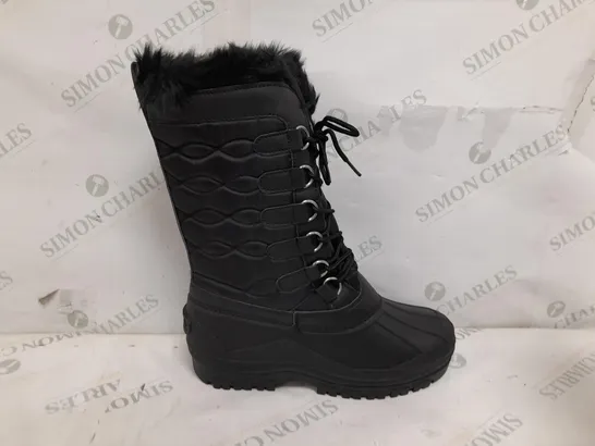 PAIR OF POLAR BOOTS WOMENS NYLON WATERPROOF BOOTS IN BLACK - SIZE 40