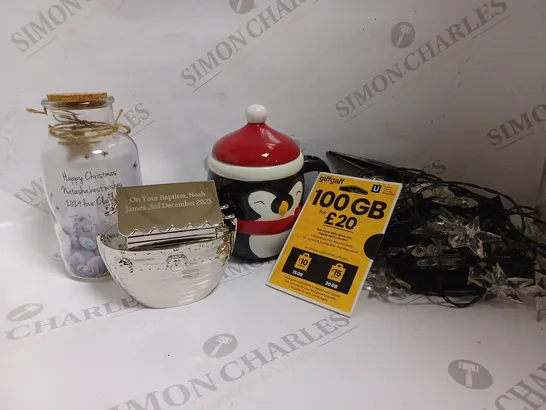 APPROXIMATELY 10 ASSORTED PRODUCTS TO INCLUDE GIFFGAFF £20 MONTHLY ROLLING PLAN VOUCHER, NOAH'S ARK MONEYBOX, LIDDED PENGUIN MUG, FLORAL GLASS JAR, SOLAR STRING LIGHTS