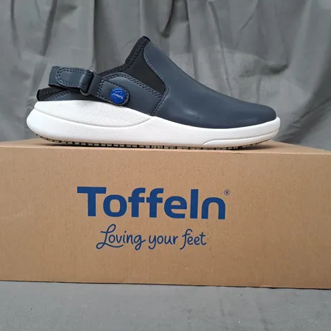 BOXED PAIR OF TOFFELN SMARTSOLE CLOGS IN NAVY UK SIZE 5