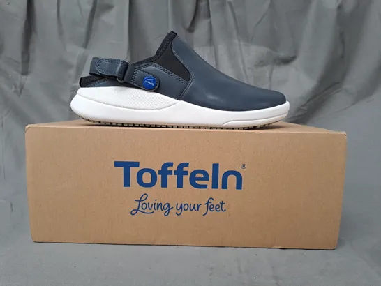 BOXED PAIR OF TOFFELN SMARTSOLE CLOGS IN NAVY UK SIZE 5