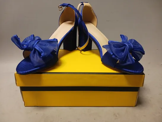 BOXED PAIR OF DESIGNER OPEN TOE BLOCK HEEL SHOES IN SAPPHIRE BLUE W. BOW DETAIL EU SIZE 40