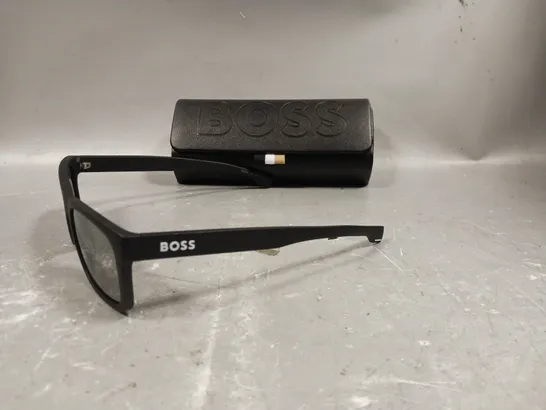 BOSS 1569 SQUARE SUNGLASSES IN BLACK