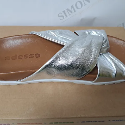 BOXED ADESSO SANDLES IN SILVER  SIZE 6