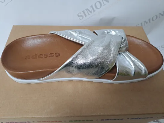 BOXED ADESSO SANDLES IN SILVER  SIZE 6