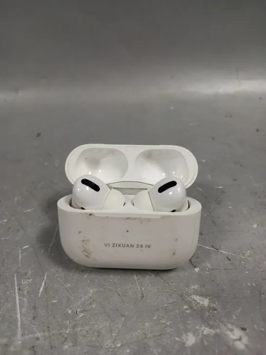 APPLE AIRPODS WITH CHARGING CASE - A2190