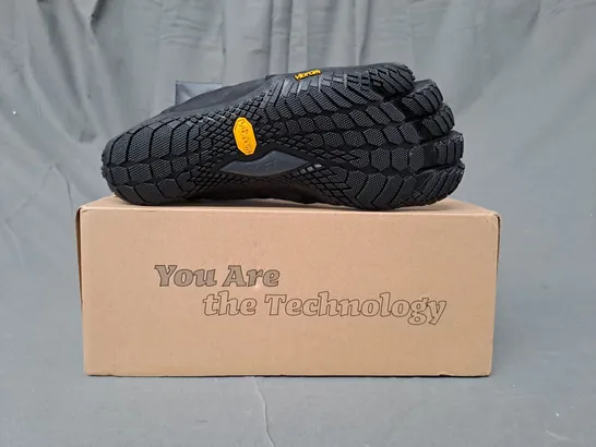 BOXED PAIR OF VIBRAM FIVE FINGERS V-TREK INSULATED SHOES IN BLACK EU SIZE 43