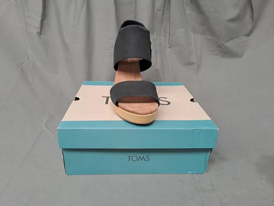 BOXED PAIR OF TOMS MAJORCA PLATFORM OPEN TOE BLOCK HEEL SANDALS IN BLACK UK SIZE 10