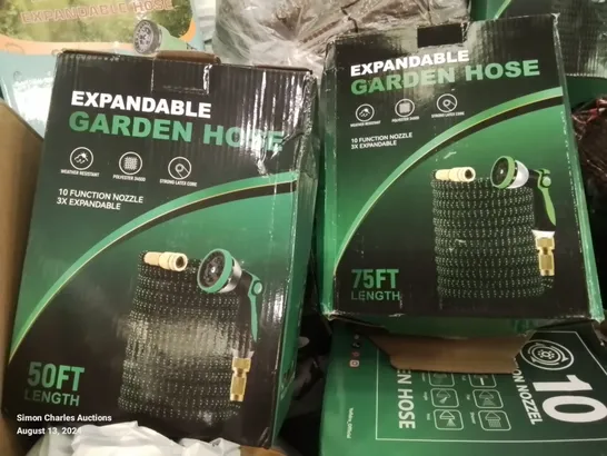 PALLET OF ASSORTED ITEMS TO INCLUDE, AN ASSORTMENT OF EXPANDABLE GARDEN HOSES IN VARIOUS SIZES.