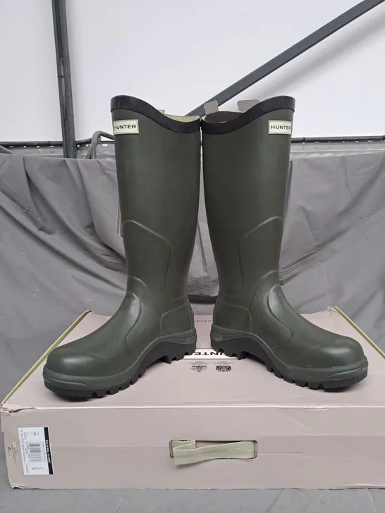 BOXED PAIR OF HUNTER BALMORAL CLASSIC WATERPROOF BOOTS IN DARK OLIVE SIZE 5