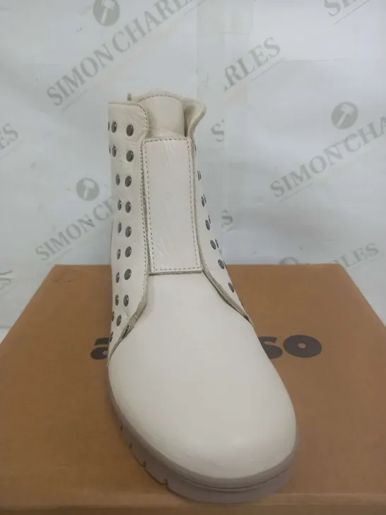 BOXED PAIR OF ADESSO ADDISON LEATHER BOOTS IN WINTER WHITE SIZE 6