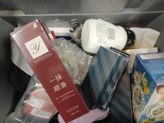 APPROXIMATELY 20 ASSORTED PRODUCTS TO INCLUDE YANJIAYI LIGHT HAIR FRAGRANCE ESSENCE EMULSION, NERD BAR BLUEBERRY ICE DISPOSABLE VAPE DEVICE, HARRY'S BLADES, GO CREATE DECOUPAGE BASE PAINT ETC.