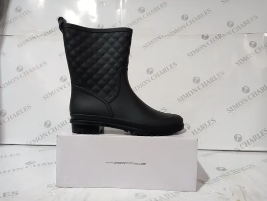 BOXED PAIR OF DREAM PAIRS WELLINGTON BOOTS IN BLACK UK SIZE 6