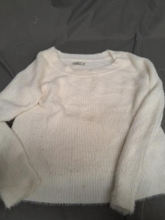 ABERCROMBIE KIDS OFF WHITE SOFT JUMPER - SIZE 13/14 YEARS