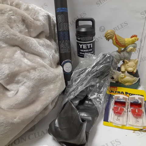 LOT OF APPROX 6 ASSORTED HOUSEHOLD ITEMS TO INCLUDE YETI RAMBLER FLASK, ULTRA POWER MOUSE TRAPS, PLUSH SILVER BLANKET THROW, ETC