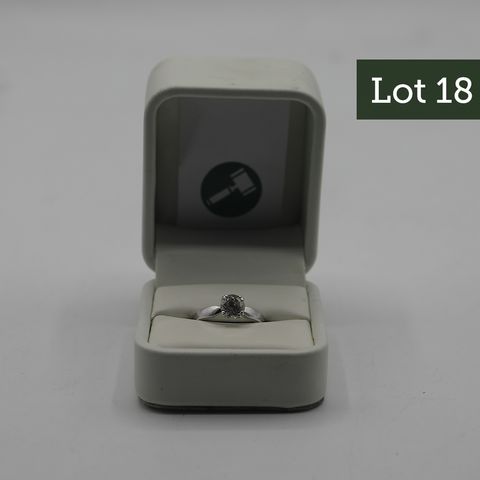 18ct WHITE GOLD SOLITAIRE RING SET WITH A DIAMOND WEIGHING +-1.08ct
