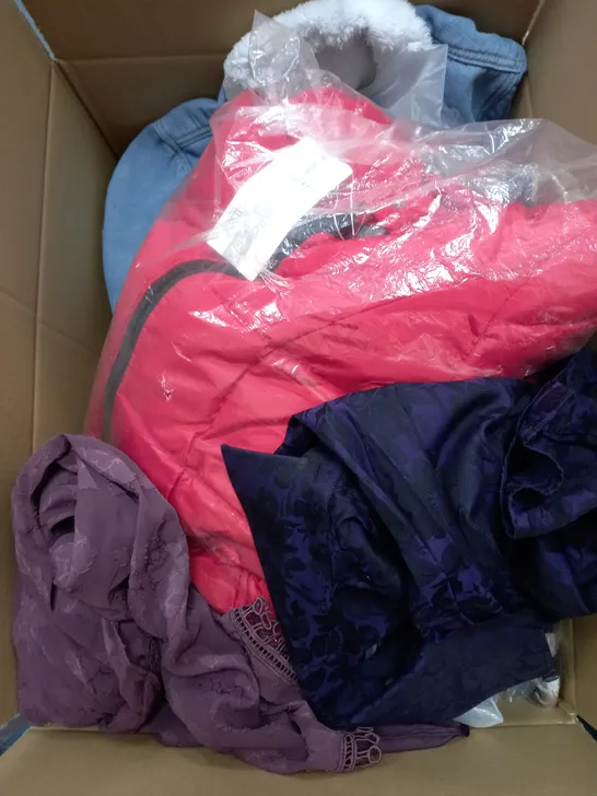 BOX OF APPROXIMATELY 25 ASSORTED CLOTHING ITEMS TO INCUDE - HAT ,SHORTS , DRESS ETC