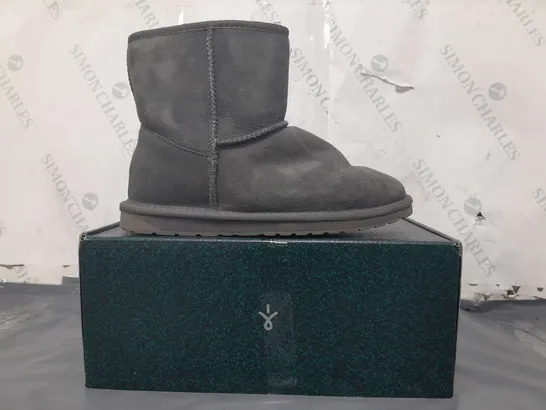 BOXED PAIR OF EMU AUSTRALIA BOOTS IN CHARCOAL SIZE 6