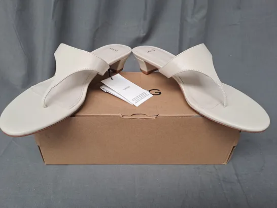 BOXED PAIR OF MNG LOW HEEL TOE-POST SANDALS IN CREAM UK SIZE 7