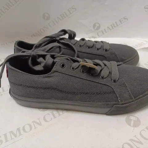 LEVI'S LACE-UP CANVAS SHOES IN BLACK - SIZE 9