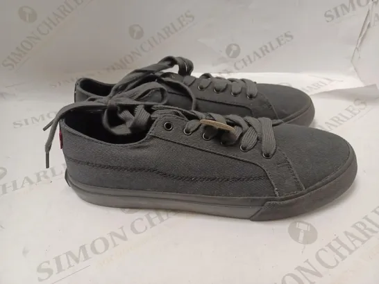 LEVI'S LACE-UP CANVAS SHOES IN BLACK - SIZE 9