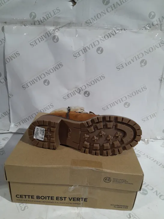 BOXED PAIR OF CLARKS LOW HEEL ANKLE BOOTS IN TAN UK SIZE 7