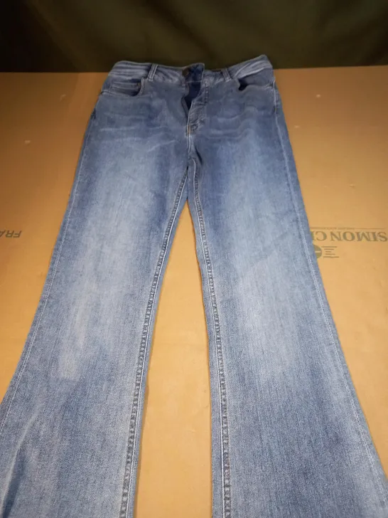 HUSH LIGHT WASH LIV FLARED JEANS SIZE 12