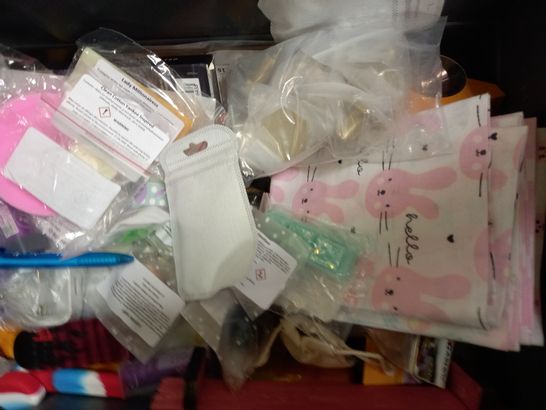 LOT OF APPROXIMATELY 15 ASSORTED HOUSEHOLD ITEMS, TO INCLUDE WIRELESS CHARGER, JELLYCAT BIRD TEDDY, OXFORD TUBES, ETC