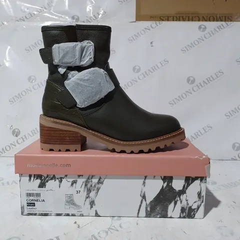 BOXED PAIR OF MODA IN PELLE CORNELIA BIKER BOOTS IN KHAKI UK SIZE 4