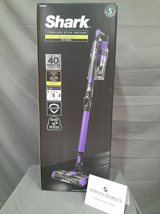 BOXED AS NEW SHARK CORDLESS STICK VACUUM - 1Z202UKT