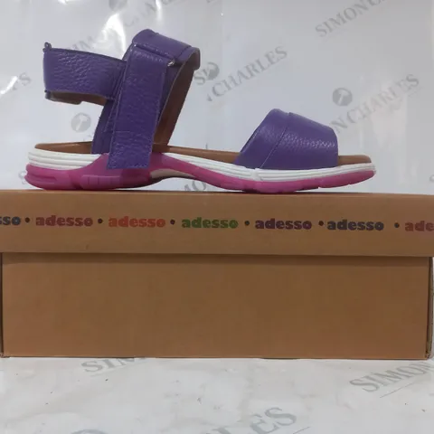BOXED PAIR OF ADESSO OPEN TOE SANDALS IN PURPLE/PINK SIZE 6