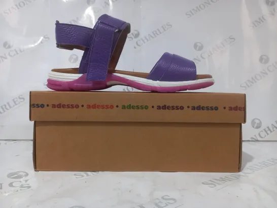 BOXED PAIR OF ADESSO OPEN TOE SANDALS IN PURPLE/PINK SIZE 6