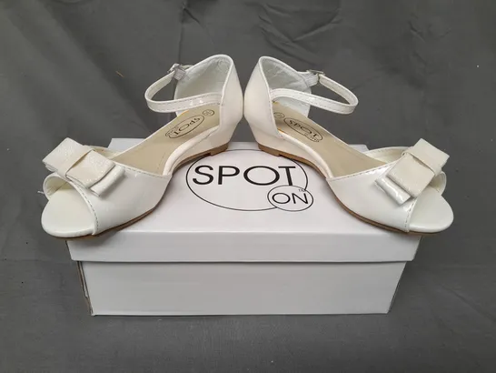 BOXED PAIR OF SPOT ON PEEP TOE PARTY SHOES IN WHITE W. GLITTER EFFECT EU SIZE 29