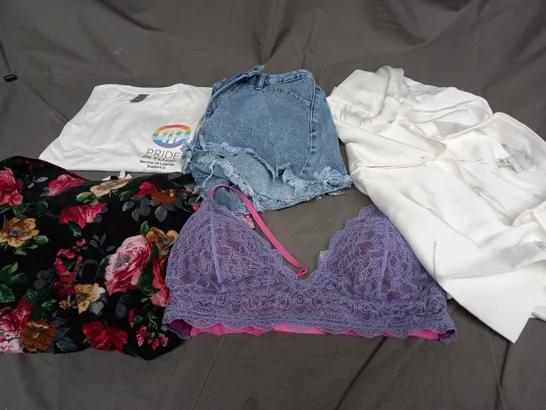 BOX OF APPROXIMATELY 25 ASSORTED CLOTHING ITEMS TO INCLUDE - SHORTS , BRA , T-SHIRT ETC