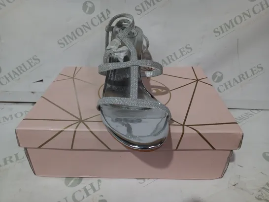 BOXED PAIR OF ESSEX GLAM OPEN TOE STRAPPY HEELED SANDALS IN METALLIC SILVER SIZE 8