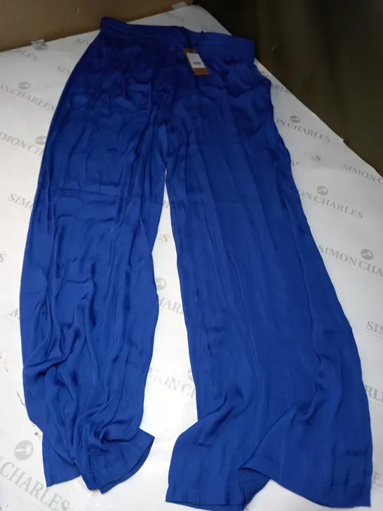 HUSH HAMMERED SATIN WIDE LEG PANTS IN BRIGHT BLUE - SIZE 16