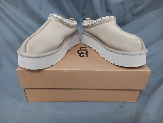 BOXED PAIR OF UGG TAZZ SHOES IN SAND UK SIZE 5