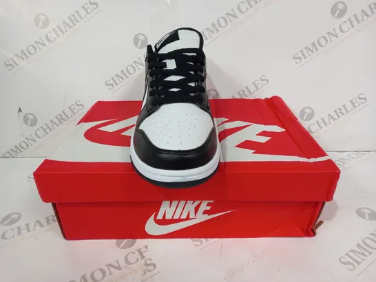 BOXED PAIR OF NIKE SB DUNK LOW TRAINERS IN BLACK/WHITE UK SIZE 6