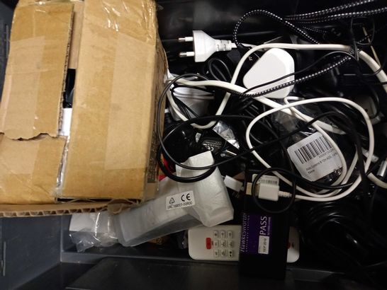 LOT OF APPROXIMATELY 15 ASSORTED ELECTRICAL ITEMS, TO INCLUDE USB-C ADAPTER, PDQ MACHINES, ETC