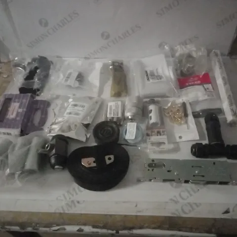 GROUP OF APPROX 10 ASSORTED ITEMS TO INCLUDE FITTINGS, CLIPS, STRAPS ETC