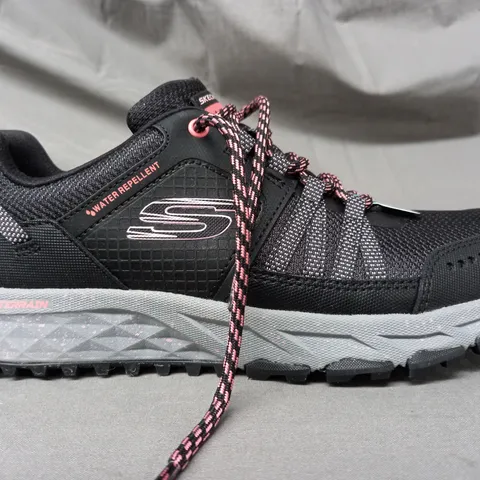 BOXED PAIR OF SKECHERS ESCAPE TRAINERS IN BLACK SIZE 5