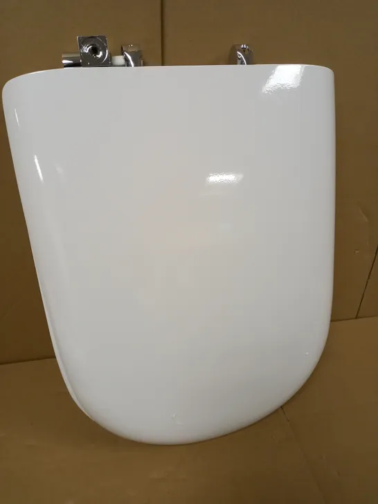 ROCA GIRALDA TOILET SEAT WITH SOFT CLOSE HINGES