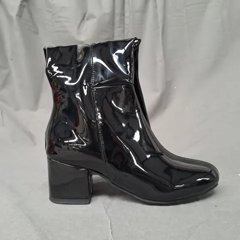 BOXED PAIR OF DESIGNER LOW BLOCK HEEL KNEE-HIGH BOOTS IN GLOSSY BLACK EU SIZE 38