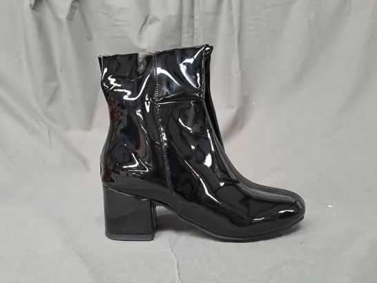 BOXED PAIR OF DESIGNER LOW BLOCK HEEL KNEE-HIGH BOOTS IN GLOSSY BLACK EU SIZE 38