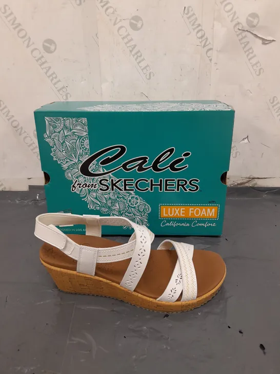 SKETCHERS CALI WOMENS SIZE 9 WEDGE HEEL SANDALS 