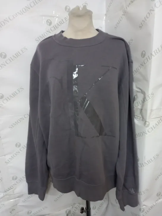 CALVIN KLEIN PRINTED CREW NECK SWEATER IN GREY SIZE M