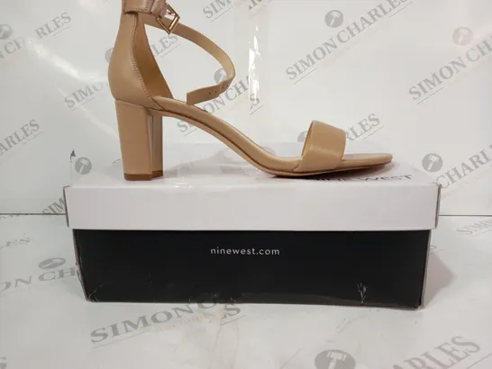 BOXED PAIR OF NINE WEST OPEN TOE HEELS IN NATURAL COLOUR SIZE 8.5M